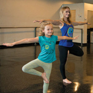 thumb_FEAT_Young_Yoga_Mother_and_Daughter_1214
